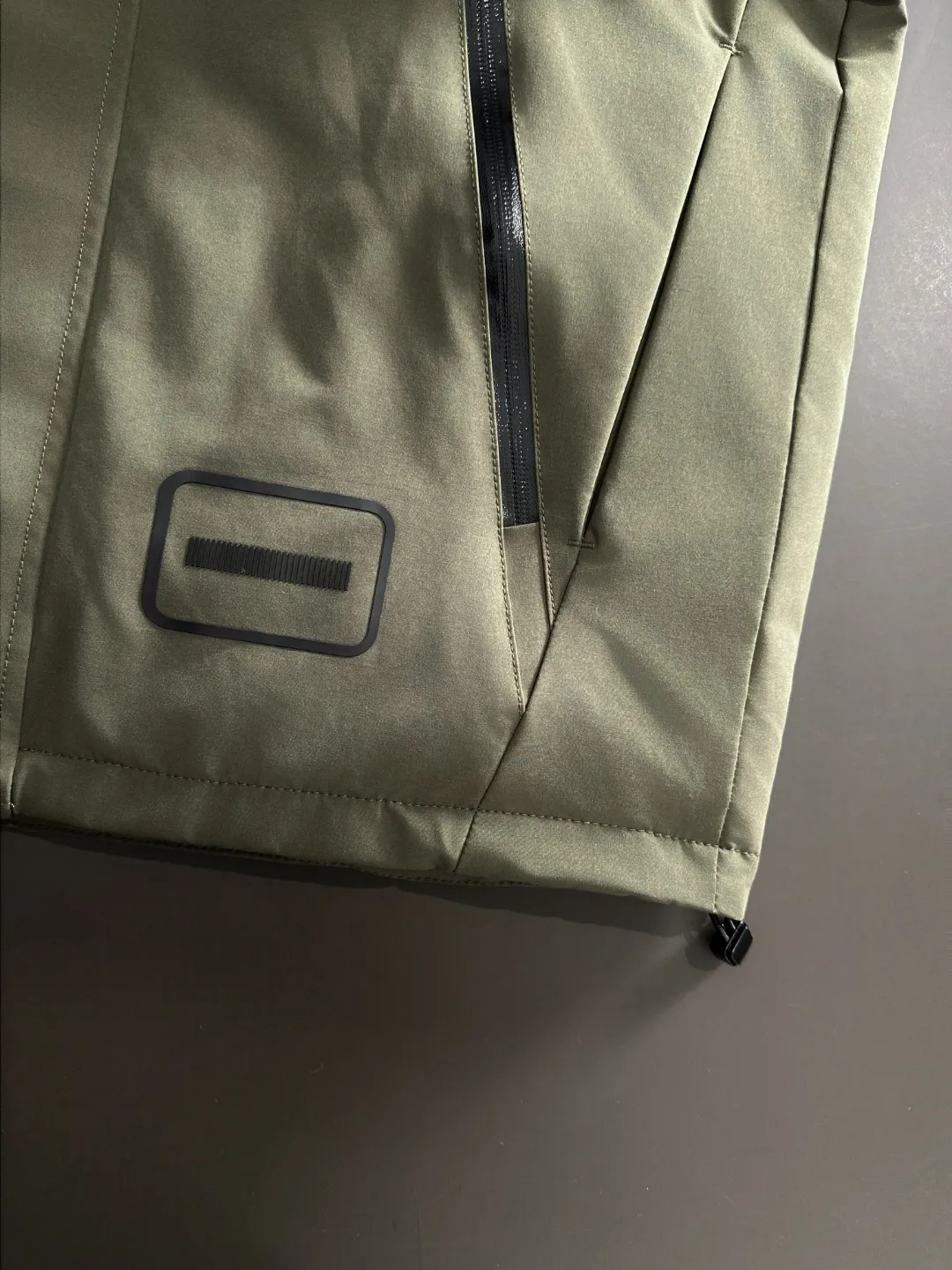 Two-day delivery time P960 Big Goose 🔥🔥 High-end customization 2025 winter official website's latest popular down jacket. Original custom-made hardware accessories for customers, all imported and original customization. Welcome to compare at the counter. Absolutely high quality. Use top-grade 90 white goose down. Super soft. Filled with fluffy and full feathers. Super heavy work. Fabric workmanship is excellent. The version is super perfect. Note⚠The fabric is super comfortable. Exclusive model. High-end quality. A must-have warm and protective artifact in winter. Size: M-3XL